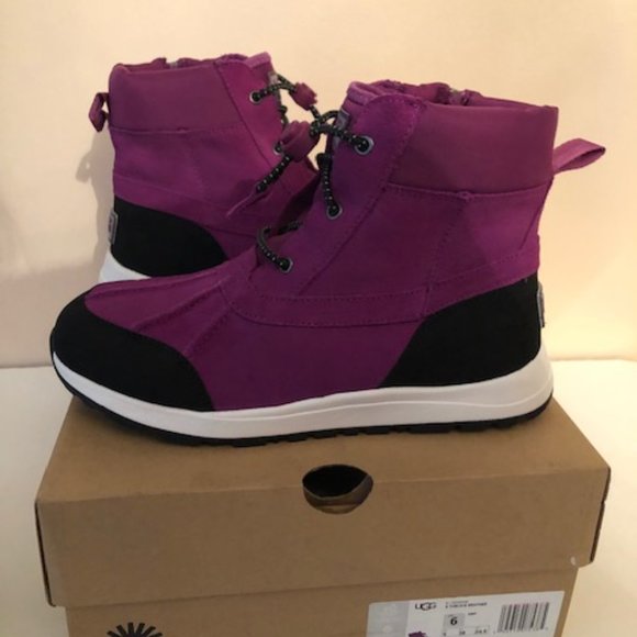 Ugg Turlock Waterproof Snow Boot. Size:  7.5 - Picture 12 of 12